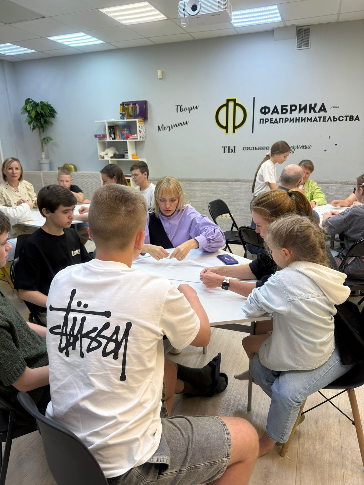 Подростки работают в малых группах над заданием