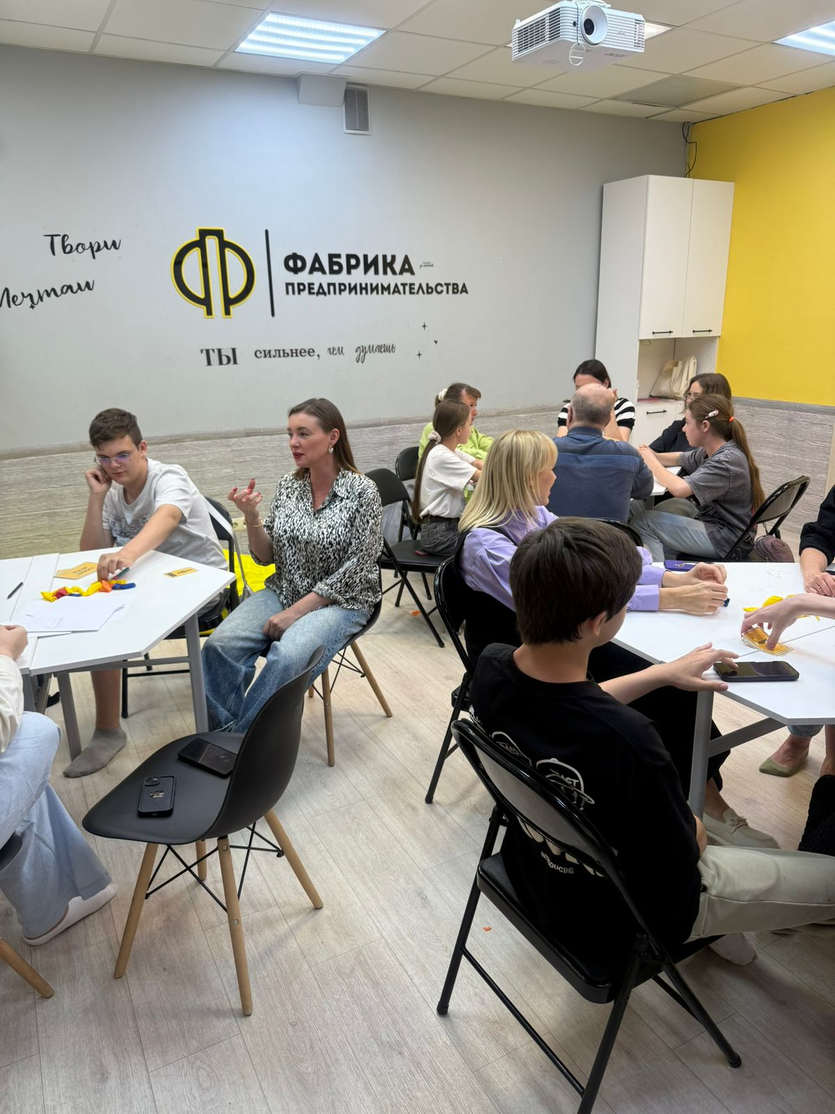 Подростки обсуждают варианты решения