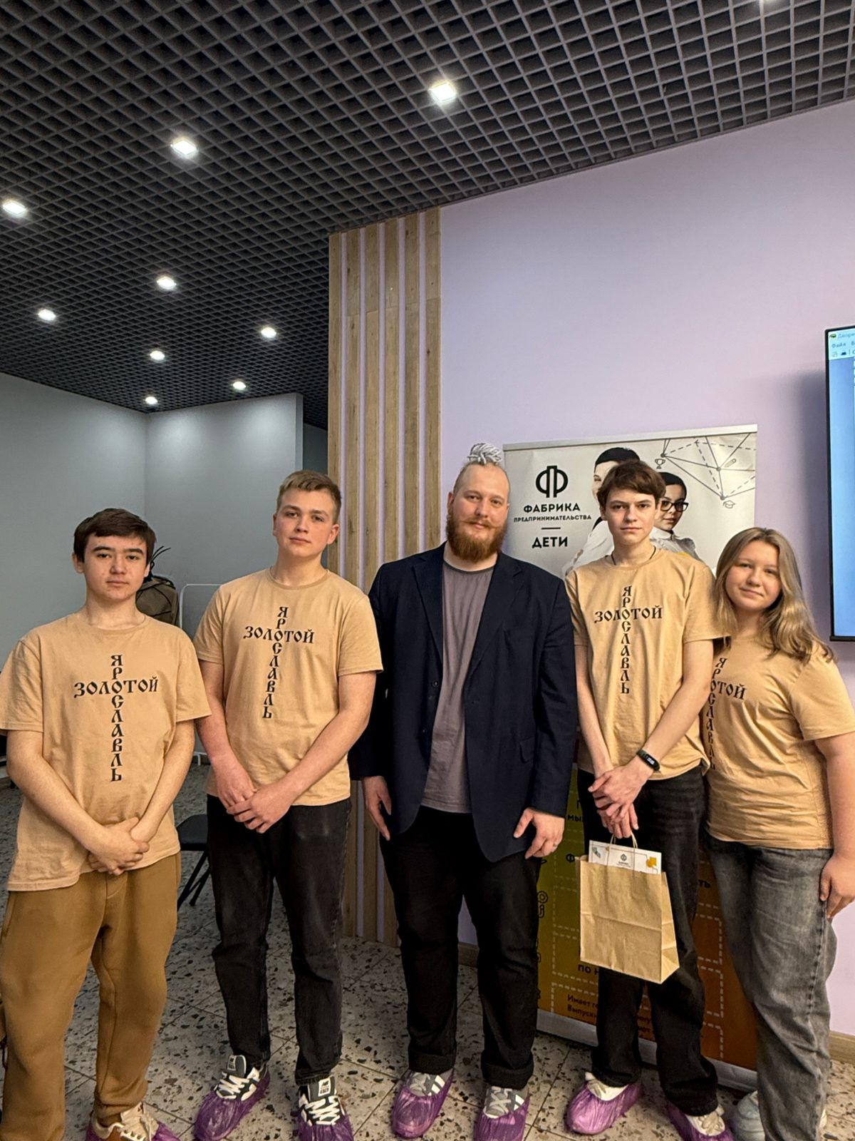 Подростки с наставником на занятии